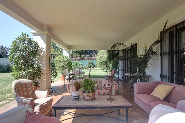 Outdoor villa living | Rental Tonic